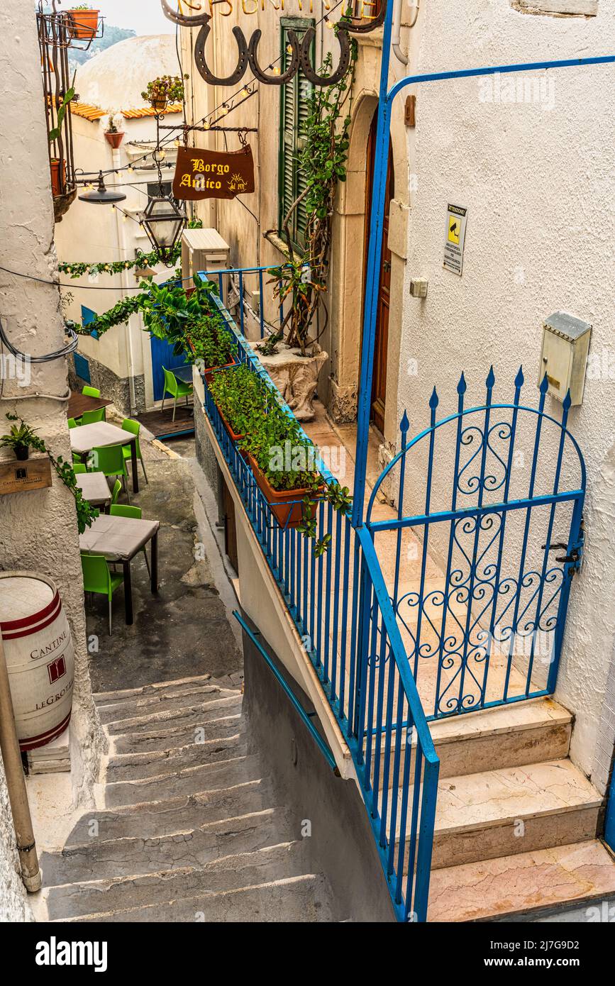 Caratteristico vicolo a gradini della cittadina balneare di Peschici con porte e porte di colore blu. Peschici, provincia di Foggia, Puglia, Italia, Europa Foto Stock