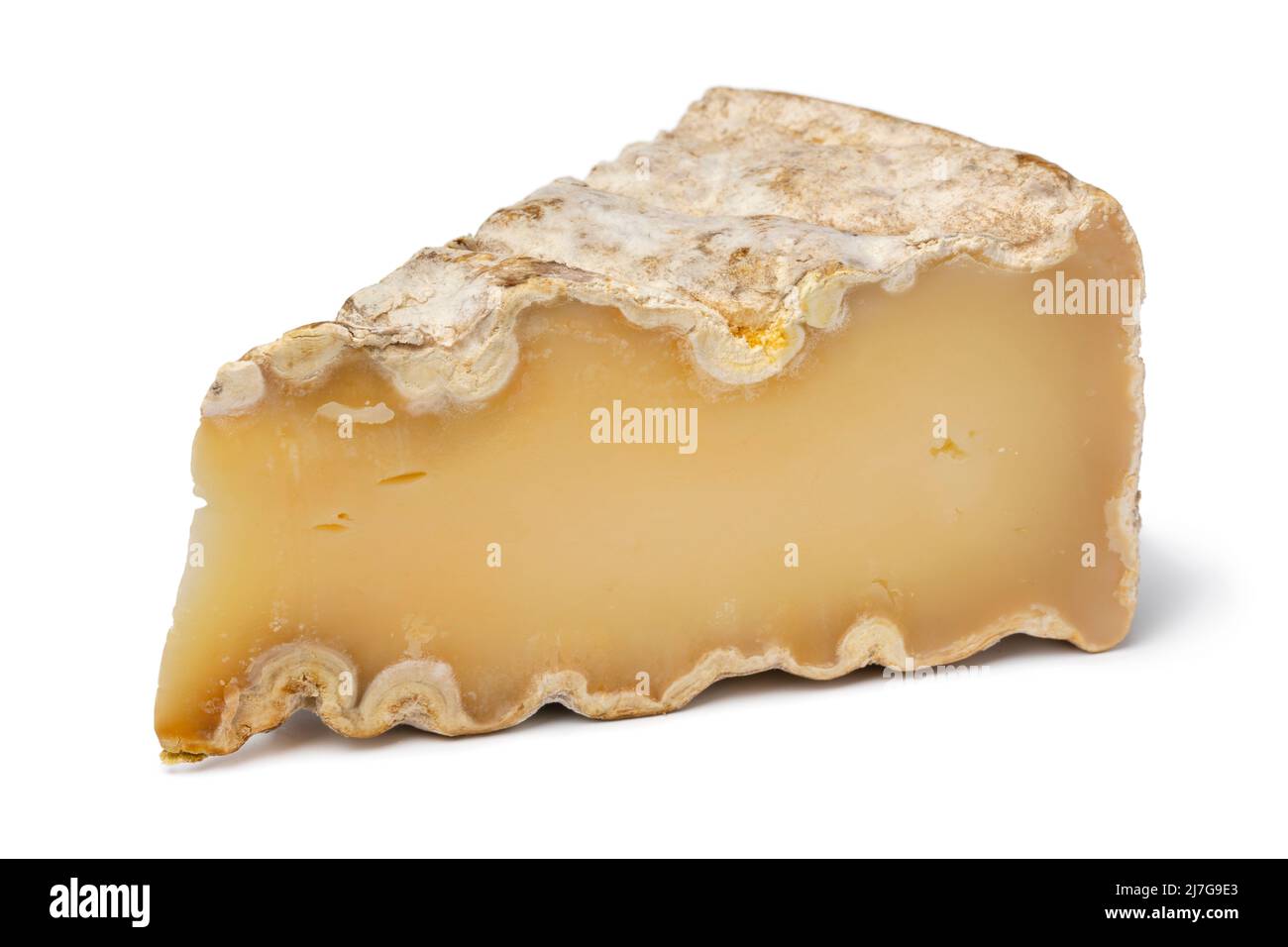 Pezzo di vecchio formaggio francese Abbazia montagna isolato su sfondo bianco bordo primo piano Foto Stock