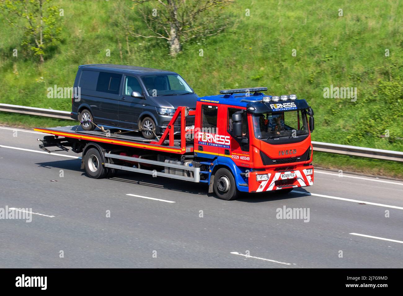 Furness Cars & Commerals; 2019 Iveco Eurocargo 160E32D 150E25D 6728cc diesel; semi-auto monoposto che trasporta VW Volkswagen Transporter Foto Stock