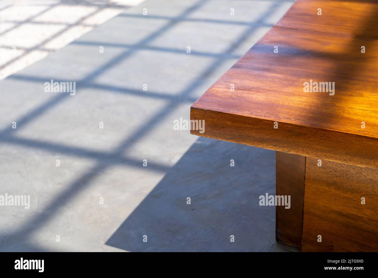 Area esterna esterna di lusso con angolo tavolo in legno e pavimento in cemento Foto Stock