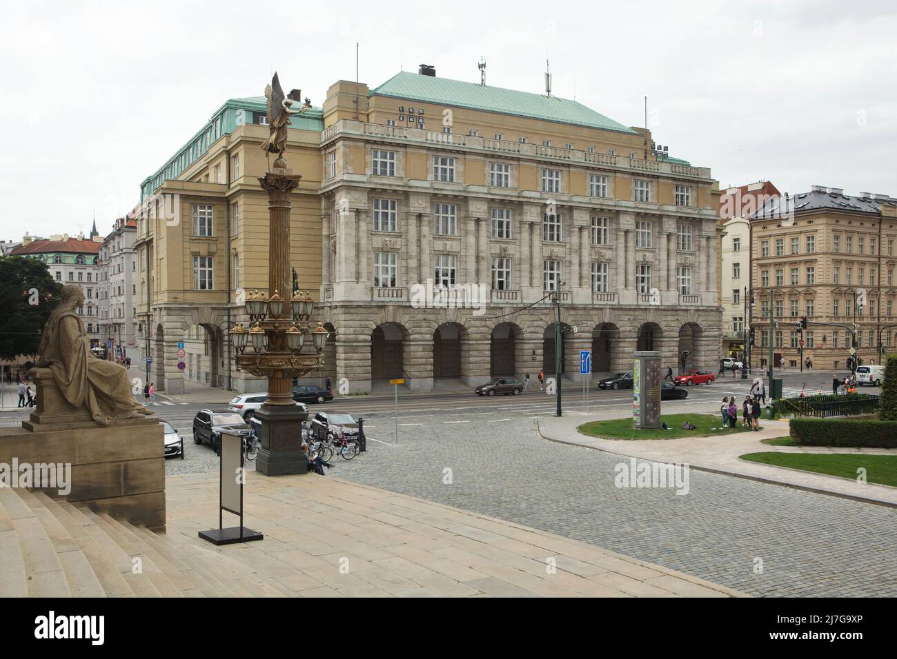 Edificio della Facoltà di lettere (Filozofická fakulta) dell'Università Charles (Univerzita Karlova) a Praga, Repubblica Ceca. L'edificio progettato dall'architetto ceco Josef Sakař è stato costruito tra il 1924 e il 1930. Foto Stock