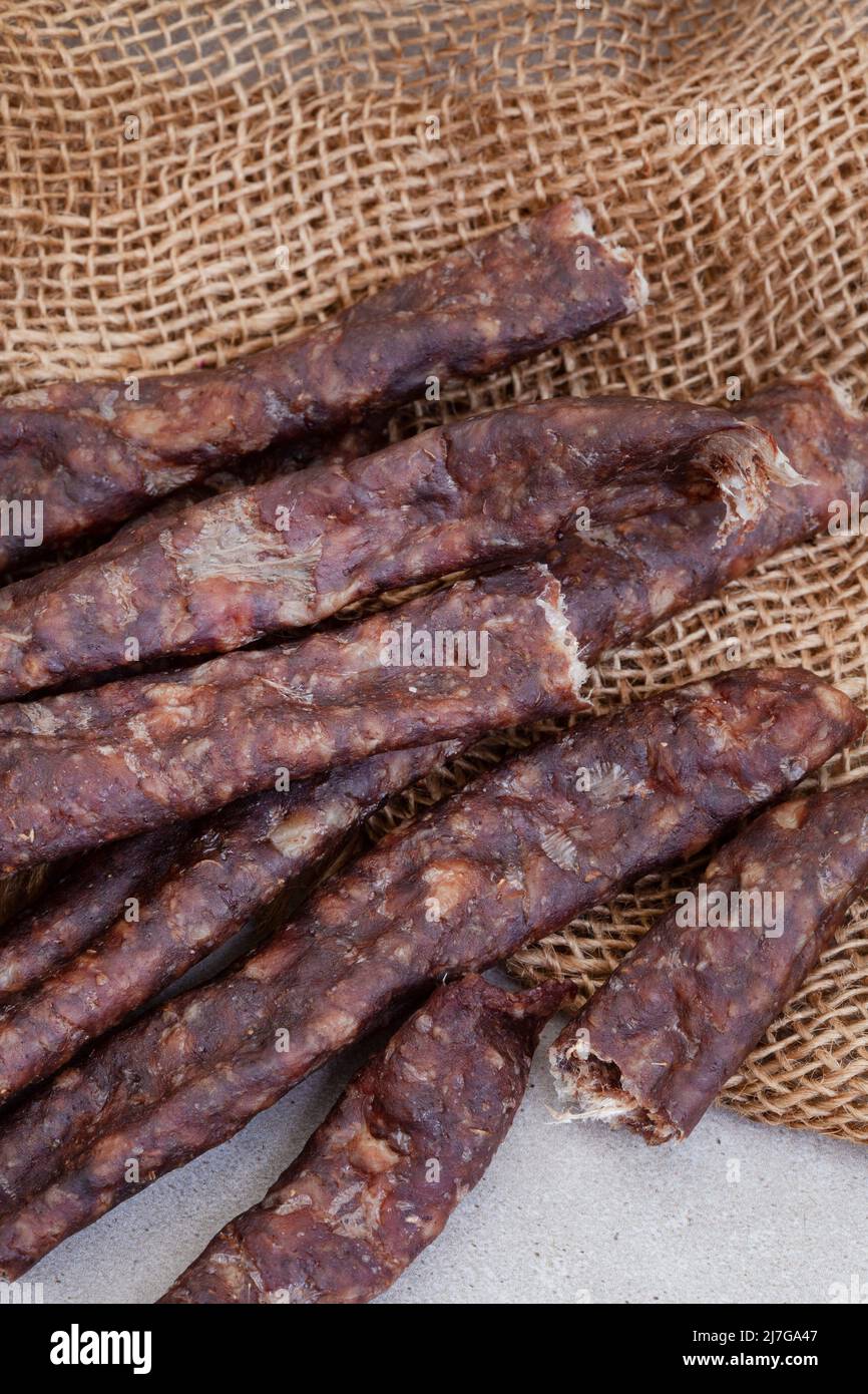 South African Dry Wors, uno spuntino di salsiccia secca e stagionata sul grigio, con spazio copia Foto Stock
