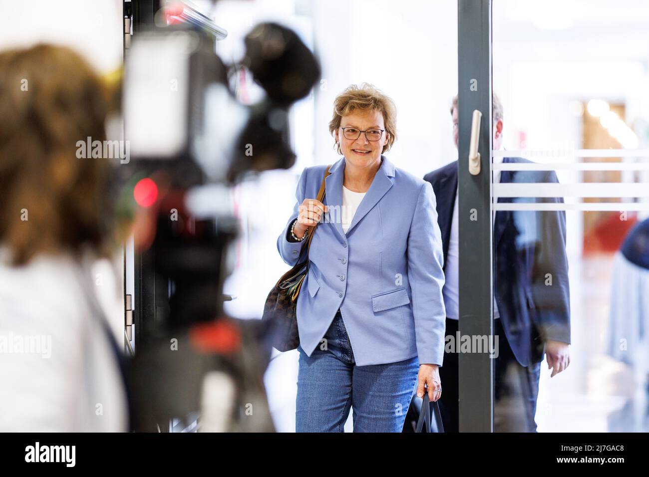 Monaco di Baviera, Germania. 09th maggio 2022. Monika Hohlmeier, membro del Parlamento europeo, è testimone di una riunione del comitato maschera al Parlamento bavarese. Hohlmeier, figlia dell'ex leader della CSU Strauß, si dice abbia organizzato contatti durante la pandemia di Corona. Credit: Matthias Balk/dpa/Alamy Live News Foto Stock