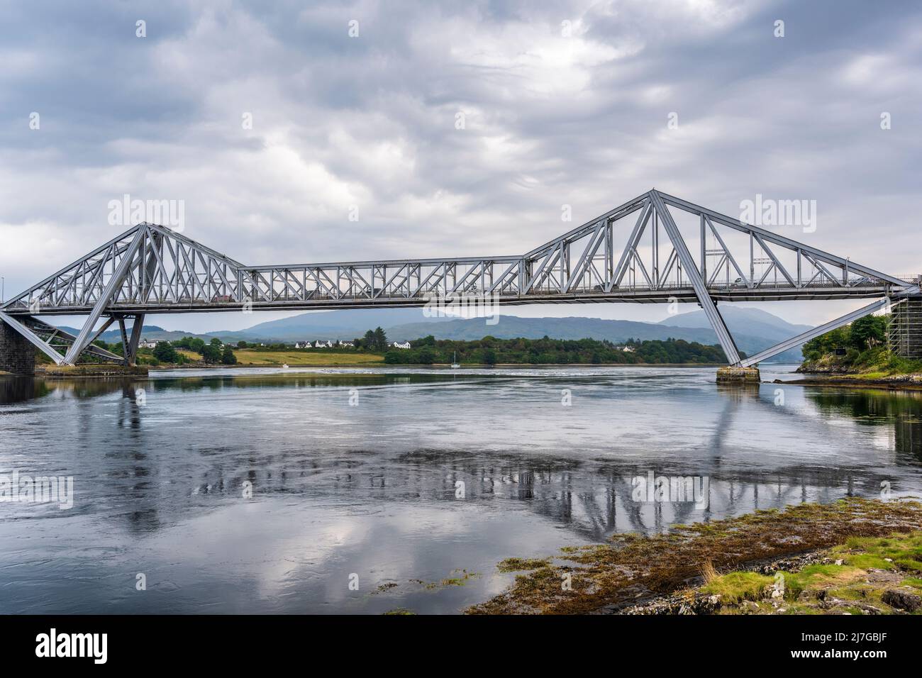 Connel Bridge è un ponte a sbalzo che collega i villaggi di Connel e North Connel alla foce del mare di Loch Etive ad Argyll e Bute in Scozia, Regno Unito Foto Stock