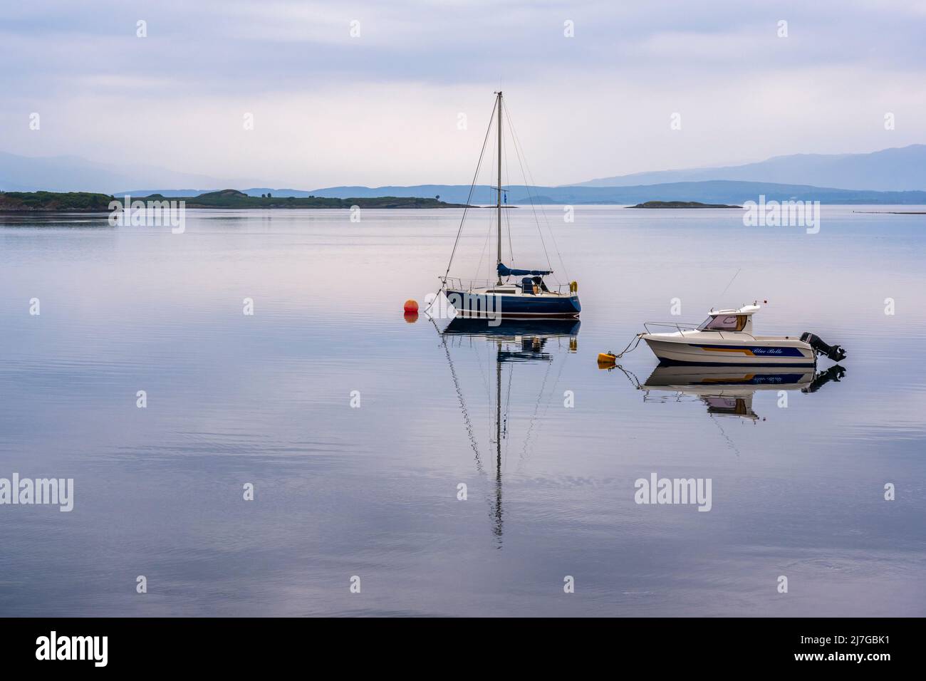 Yacht e motoscafo all'ancora nella baia di Ardmuknish a Connel in Argyll e Bute in Scozia., Regno Unito Foto Stock