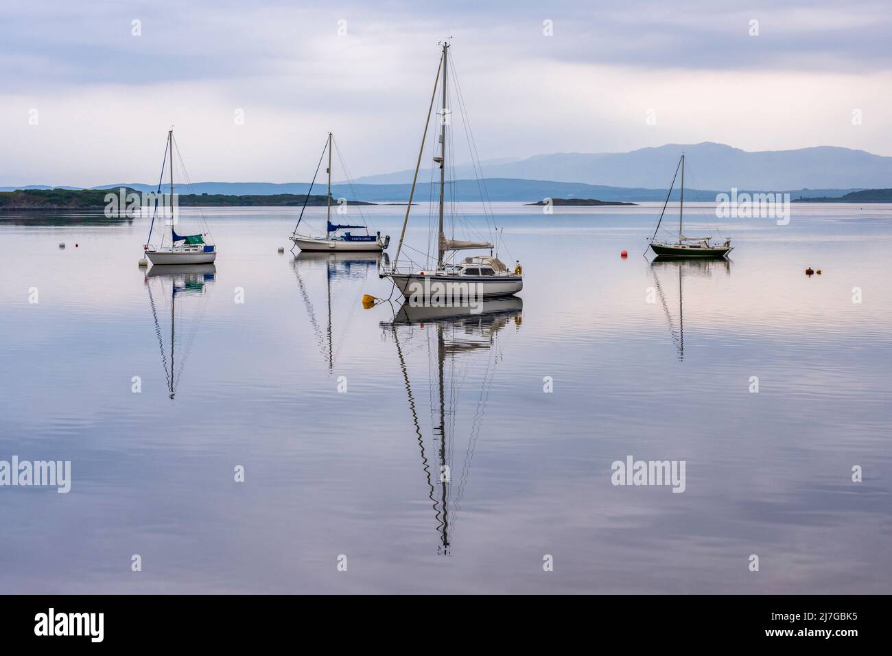 Barche all'ancora nella baia di Ardmuknish a Connel in Argyll e Bute in Scozia., Regno Unito Foto Stock
