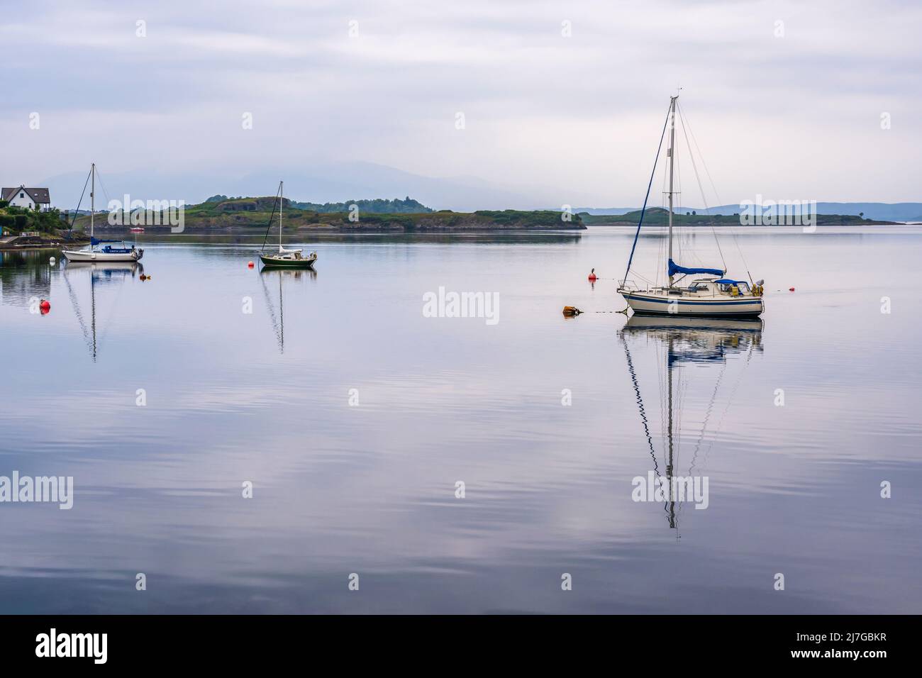Barche all'ancora nella baia di Ardmuknish a Connel in Argyll e Bute in Scozia., Regno Unito Foto Stock