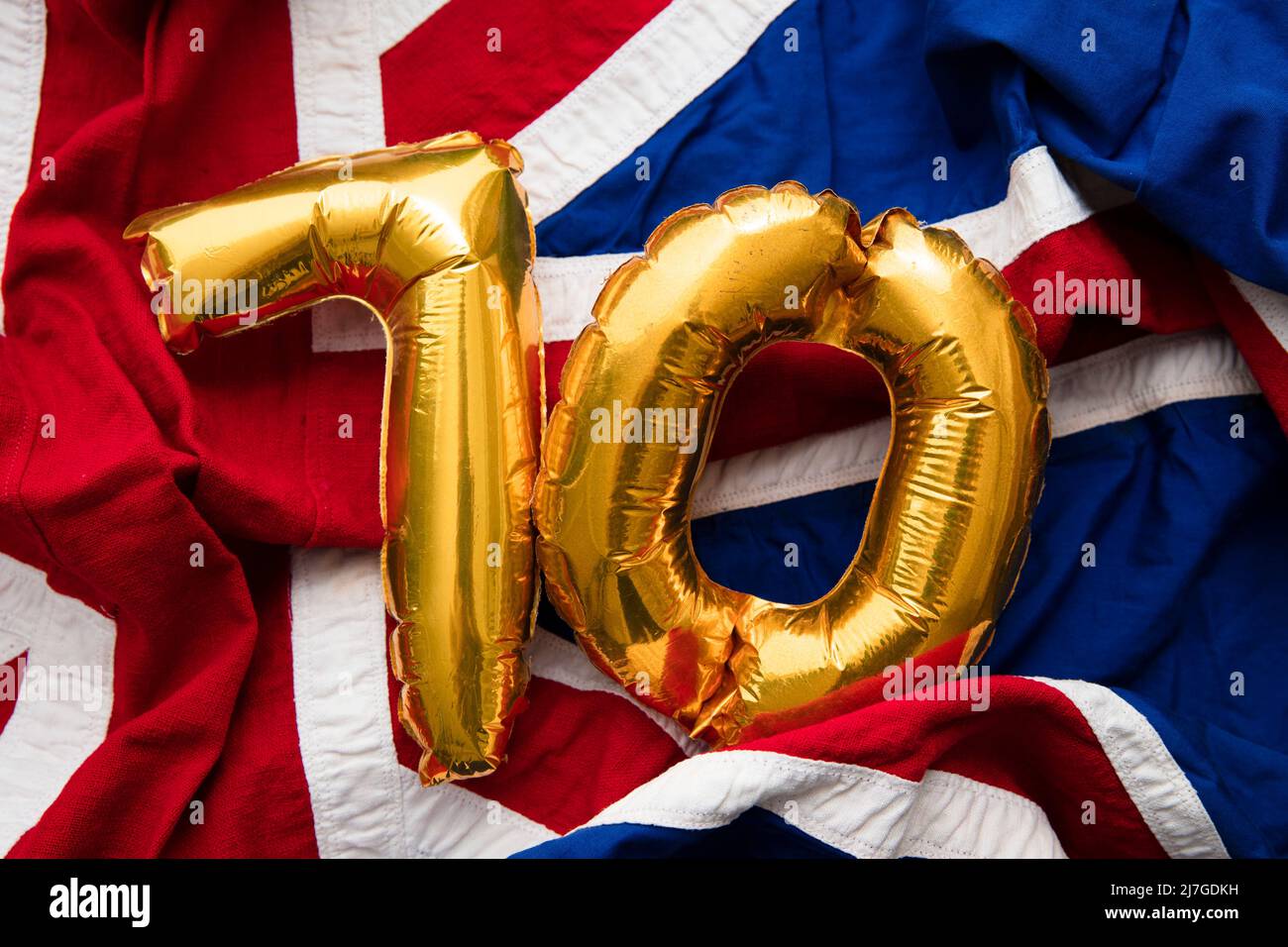 Palloncini numero 70 su una bandiera del Regno unito Union Jack. Celebrazioni giubilari Patinum Foto Stock