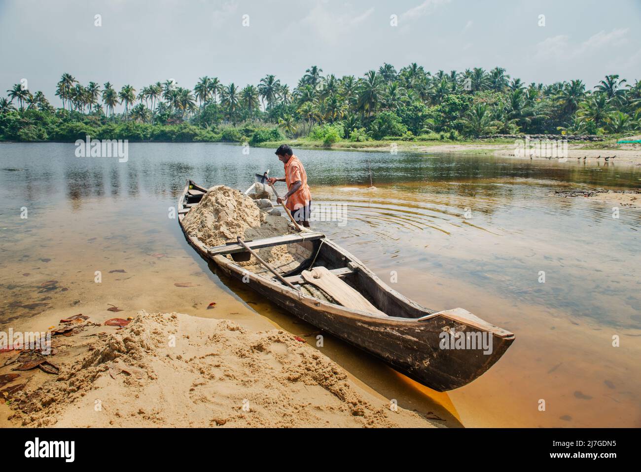 Alleppey, India - 01 febbraio 2016: Uomo indiano che fa lavoro a mano sul backwaters. Esempio di lavoro manuale duro in Asia Foto Stock