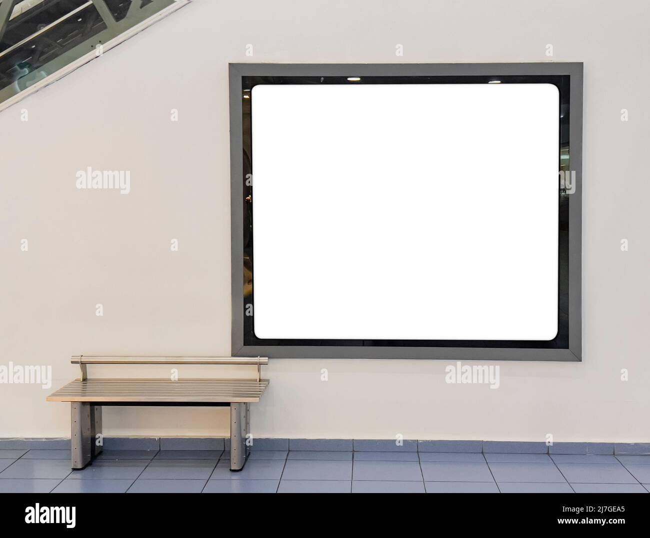 Il tabellone per le affissioni è vuoto e si affaccia sul muro accanto alla scala mobile del centro commerciale. Pubblicità concetto - foto stock Foto Stock