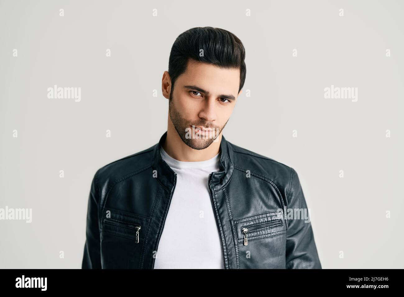 Primo piano ritratto di bell'uomo alla moda in posa su sfondo bianco studio. Concetto di bellezza maschile Foto Stock