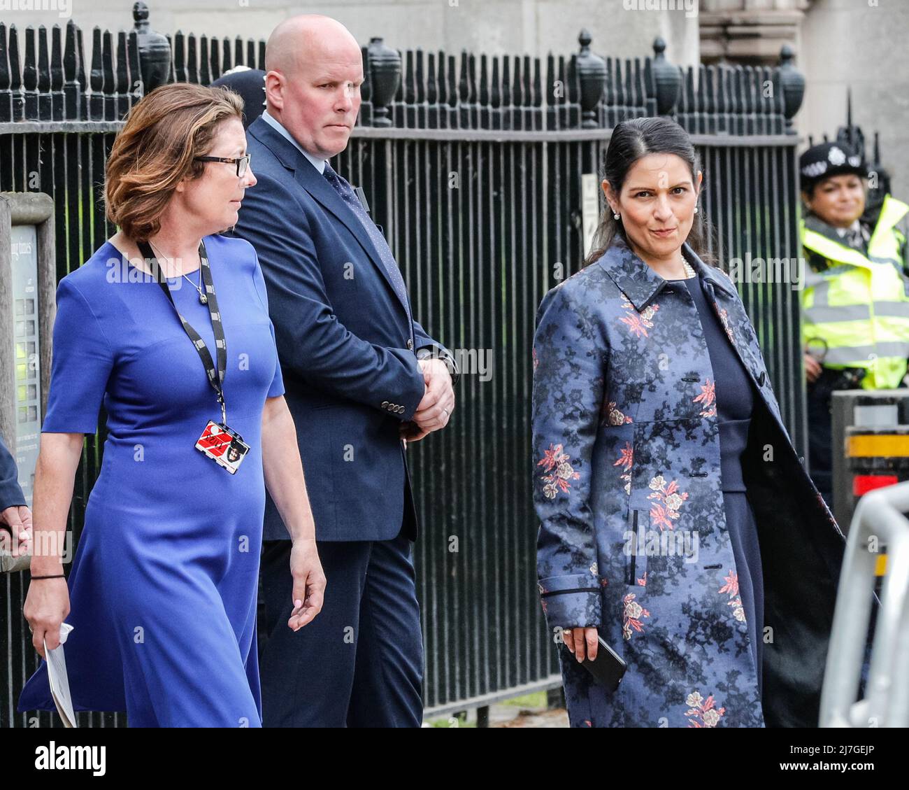 Londra, Regno Unito. 9th maggio 2022. Priti Patel MP, Segretario di Stato per il Dipartimento di Casa. Il servizio commemorativo per il MP James Brokenshire, morto l'anno scorso a 53 anni, si svolge oggi presso la Chiesa di St Margaret, nella zona dell'Abbazia di Westminster. Al servizio partecipano il primo ministro Boris Johnson, gli ex primi ministri David Cameron e Theresa May, i ministri del gabinetto, i parlamentari e altri ospiti. Credit: Imagplotter/Alamy Live News Foto Stock