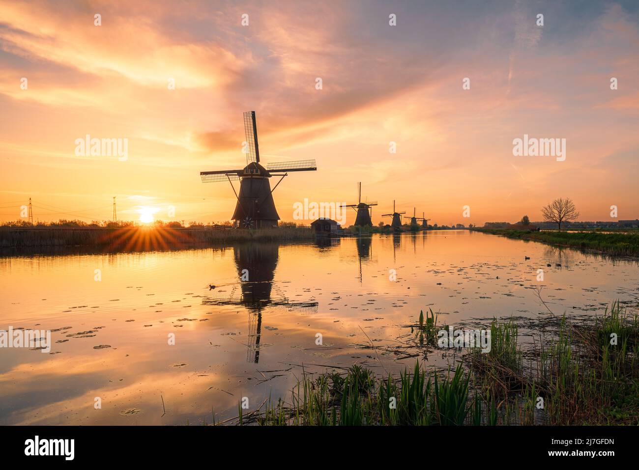 Unesco Werelderfgoed Kinderdijk Molens, antichi mulini a vento al crepuscolo a Kinderdijk in Olanda Foto Stock