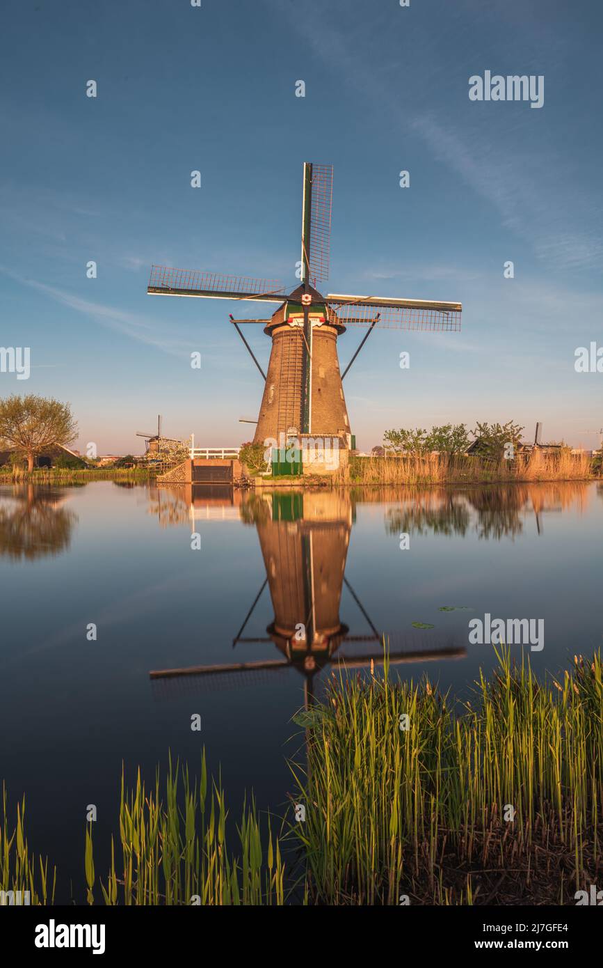 Unesco Werelderfgoed Kinderdijk Molens, antichi mulini a vento al crepuscolo a Kinderdijk in Olanda Foto Stock
