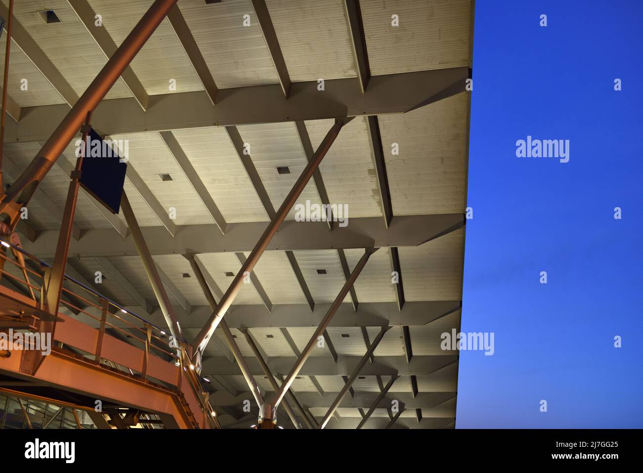 Architettura moderna e struttura del tetto della stazione TGV di Aix-en-Provence o della Gare d'Aix-en-Provence TGV di Jean-Marie Duthilleul, a Dusk, Provenza Francia Foto Stock