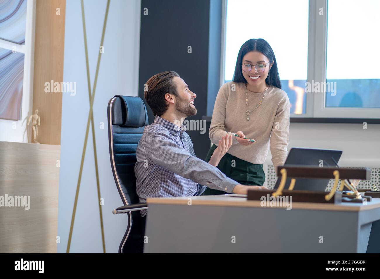 Il direttore dell'azienda ha avuto una conversazione con la sua assistente femminile Foto Stock