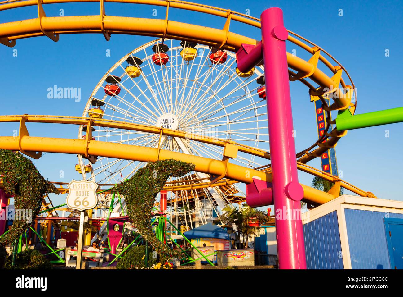 Montagne russe Big Dipper e ruota panoramica sul molo di Santa Monica, parco divertimenti Pacific. Santa Monica, California, Stati Uniti Foto Stock