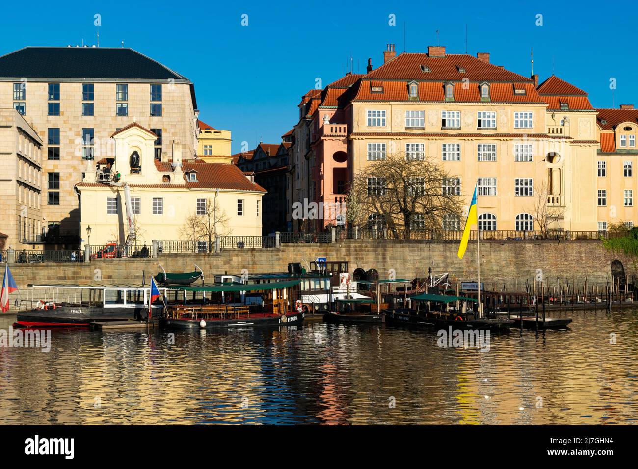 Barche da turismo nel fiume Moldava, Praga Foto Stock