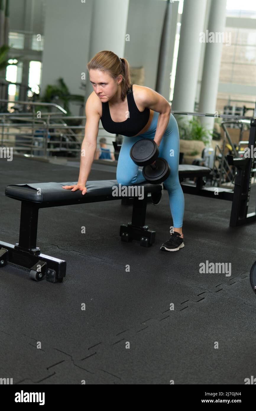 Donna manubbells sportswear panca peso sport bella casa esercizio fitness,  per il sollevamento sano per la misura da forte femmina, sopra attrezzatura  Foto stock - Alamy