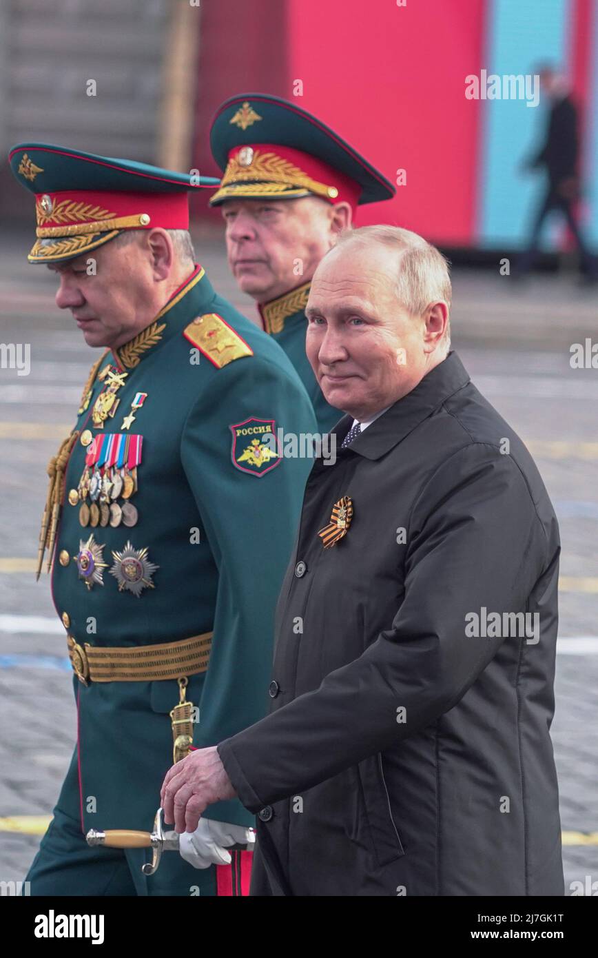 Mosca, Russia. 9th maggio 2022. Il presidente russo Vladimir Putin (1st R), il ministro della Difesa russo Sergei Shoigu (1st L) e il comandante in capo delle forze di terra russe Oleg Salyukov passano dopo la parata militare del giorno della Vittoria per celebrare il 77th anniversario della vittoria nella Grande guerra patriottica sulla Piazza Rossa a Mosca, Russia, il 9 maggio 2022. Credit: Yuan Xinfang/Xinhua/Alamy Live News Foto Stock