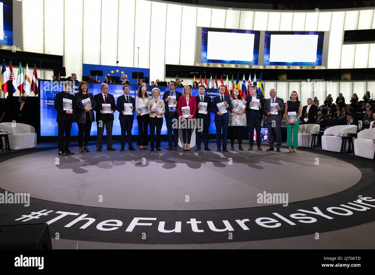 Strasburgo, USA, 9 maggio 2022. il presidente della Commissione europea Ursula von der Leyen il presidente del Parlamento europeo Roberta Metsola e il Presidente francese Emmanuel Macron partecipano alla sessione conclusiva della Conferenza sul futuro dell'Europa e alla pubblicazione della sua relazione con proposte di riforma, a Strasburgo il 9 maggio 2022. Foto di Raffaello Lafargue/ABACAPRESS.COM Foto Stock