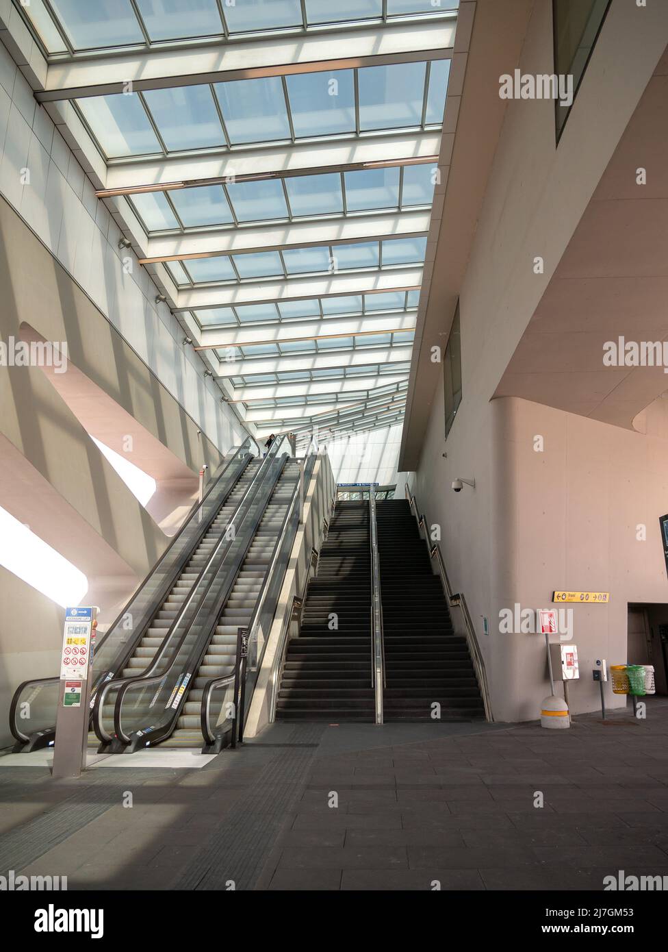 Napoli - Italia - 15 aprile 2022: Veduta interna della stazione ferroviaria di Africola - Napoli, creata dall'architetto futurista Zaha Hadid Foto Stock