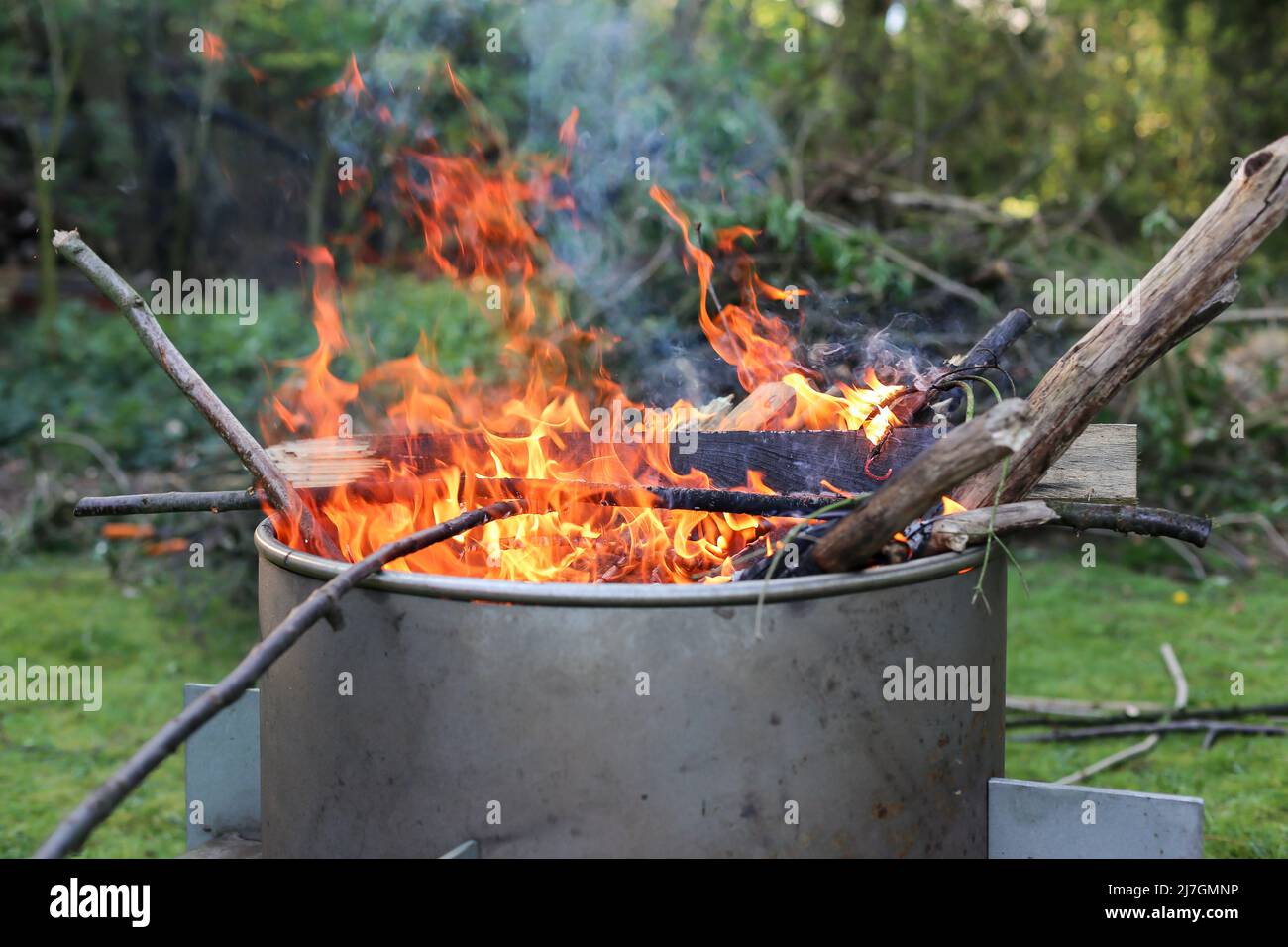 fuoco di legno in una ciotola di fuoco di acciaio Foto Stock