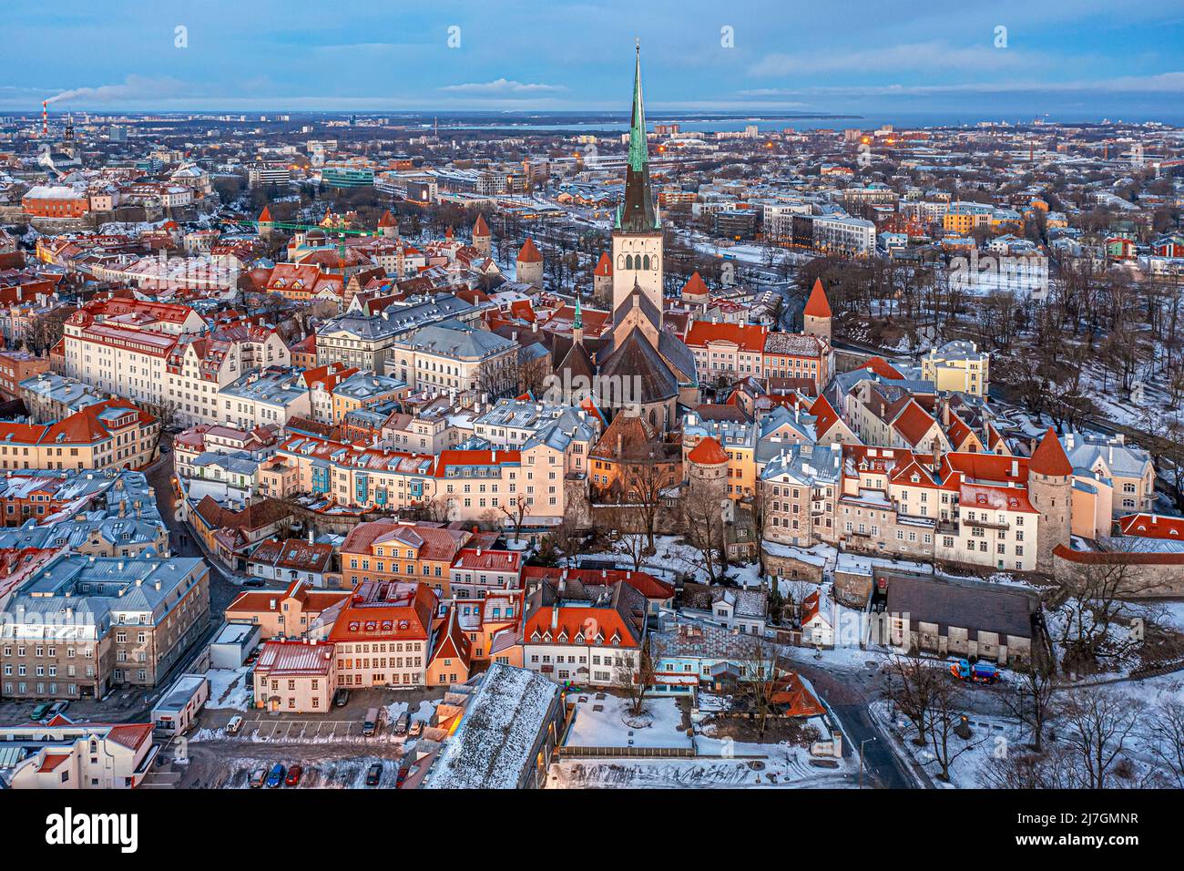 Vista aerea della città di Tallinn in una fredda mattinata invernale Foto Stock