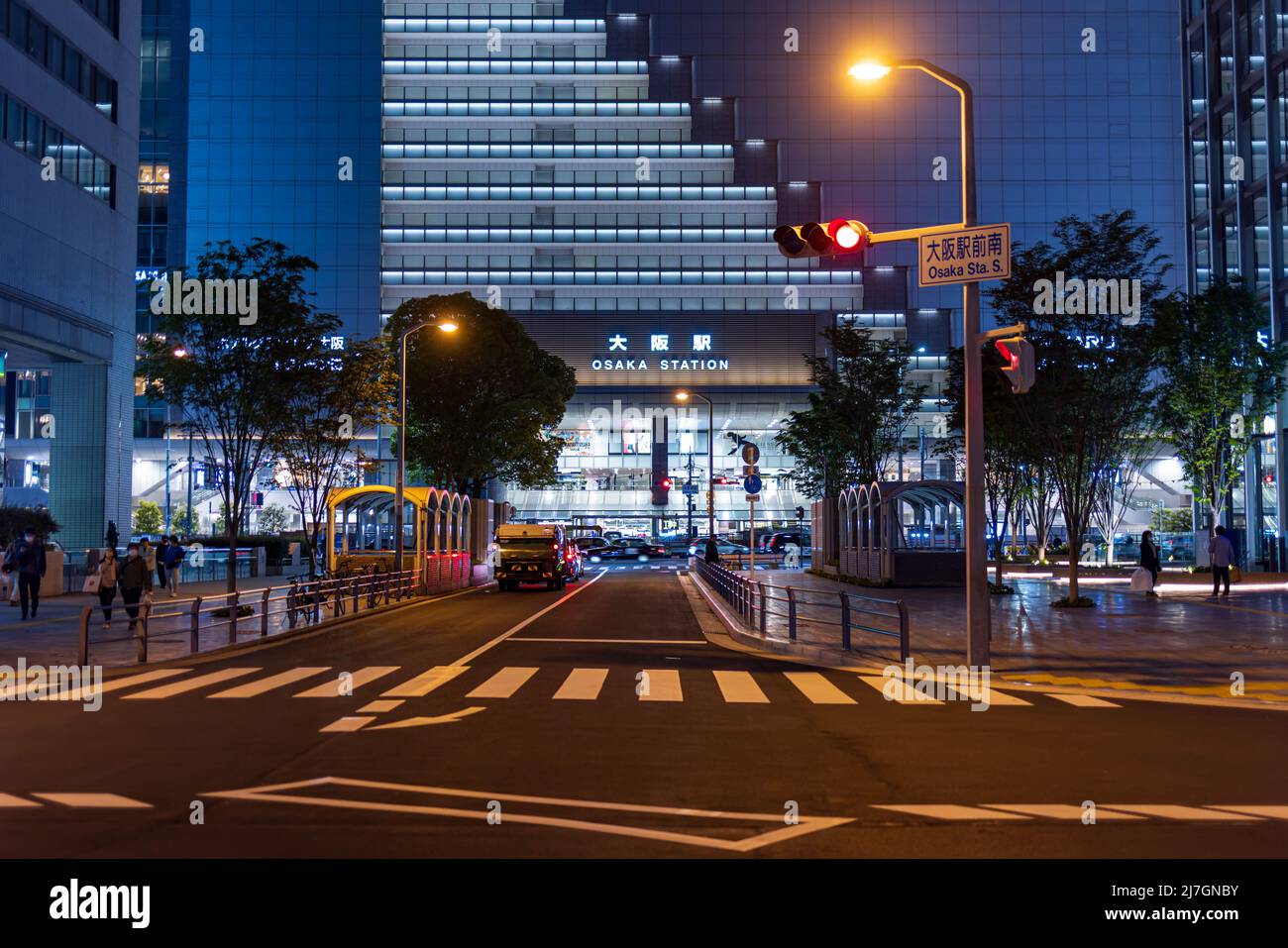 Osaka, Giappone - 1 maggio 2022: Incrocio vuoto di fronte alla Stazione JR di Osaka di notte Foto Stock