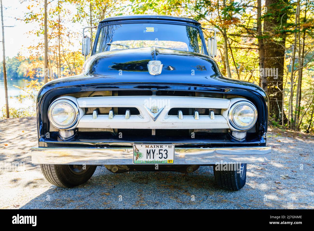 Acadia National Park, Maine, 5 ottobre 2020: Vista frontale di un camion F-100 Ford restaurato del 1953 Foto Stock