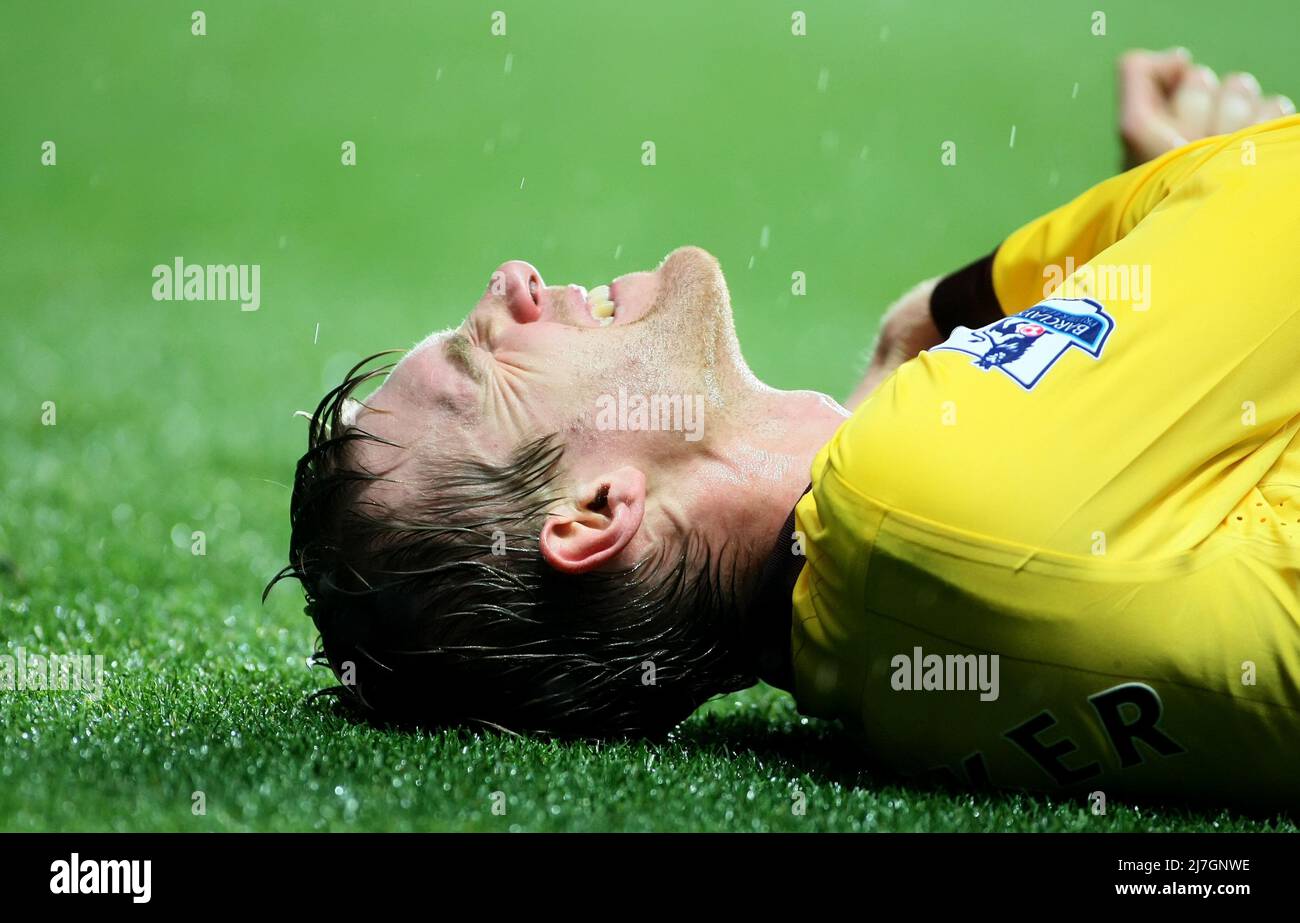 24th novembre 2012 - Barclays Premier League - Aston Villa Vs. Arsenal - per Mertesacker si trova in agonia dopo una lesione alla spalla. Foto: Paul Roberts / Pathos. Foto Stock