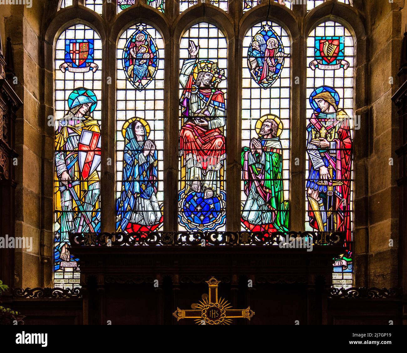 Vetrate colorate sopra l'altare in St Michael la Chiesa della Parrocchia Anglicana Arcangelo a Kirkby Malham, North Yorkshire Foto Stock