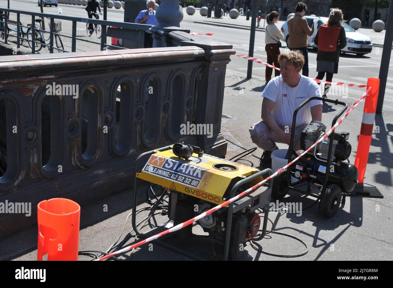 Copenaghen/Danimarca/09 maggio 2022/. Lavoro uomo che lavora su hojbro ponte lavaggio e nuova vernice su brige a Copenaghen. (Foto..Francis Dean/Dean Pictures) Foto Stock