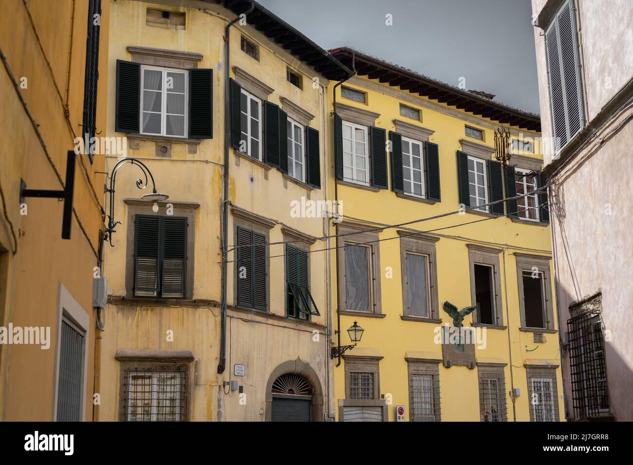 Facciate di case d'epoca moderna nel centro storico di Lucca Foto Stock