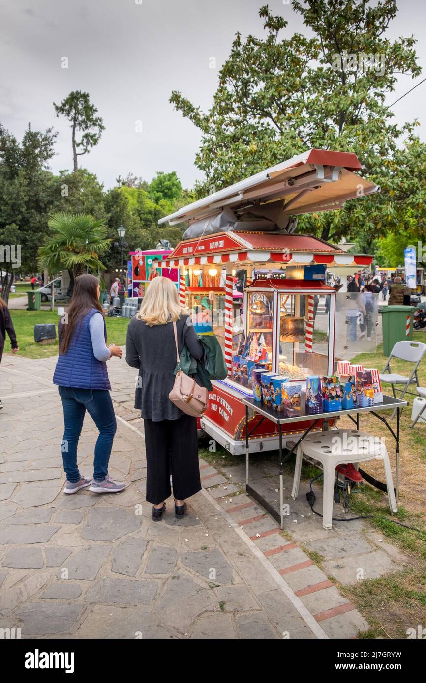 Le persone che ordinano nel popcorn stand al Dinosaur Festival nella città di Katerini, in Grecia Foto Stock