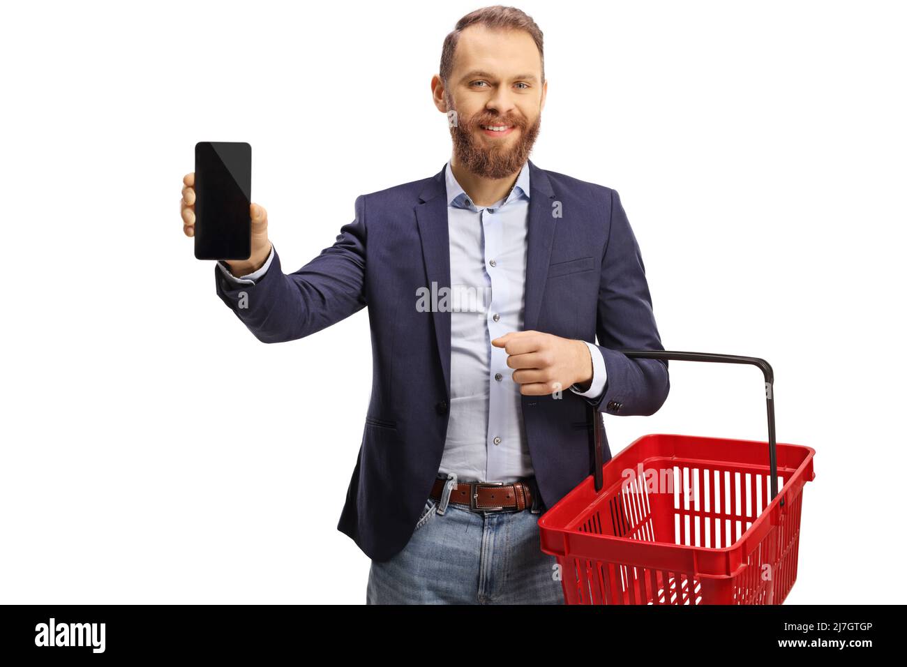 Sorridente giovane uomo che tiene un carrello vuoto e mostra un telefono cellulare isolato su sfondo bianco Foto Stock