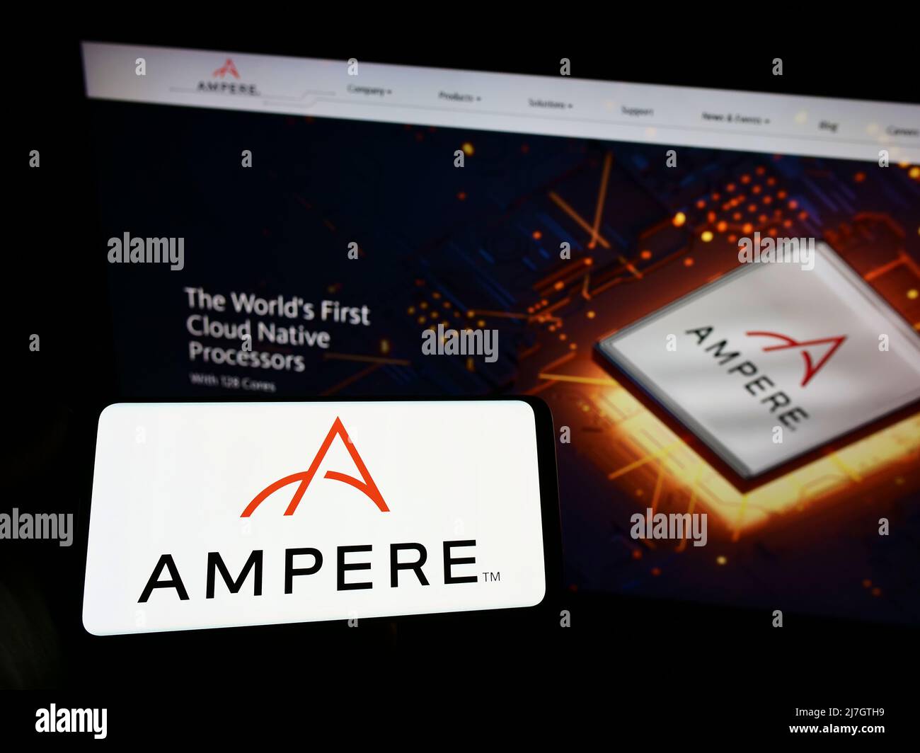 Persona che tiene uno smartphone con il logo della società americana di semiconduttori Ampere Computing LLC sullo schermo di fronte al sito web. Mettere a fuoco sul display del telefono. Foto Stock