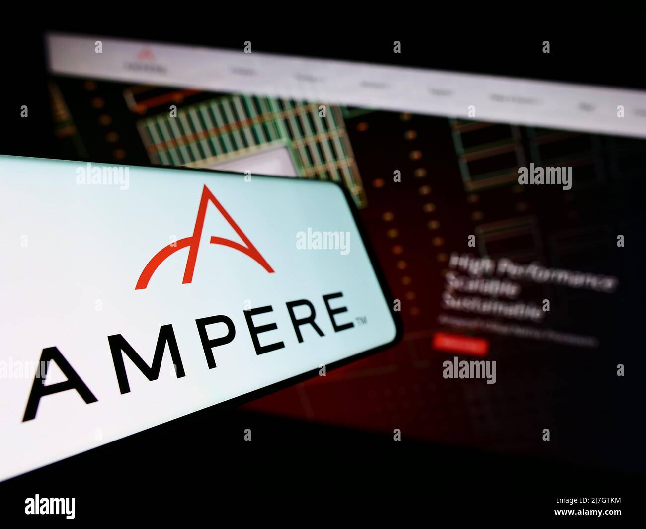 Smartphone con logo della società statunitense Ampere Computing LLC sullo schermo di fronte al sito Web aziendale. Concentrarsi sul centro del display del telefono. Foto Stock