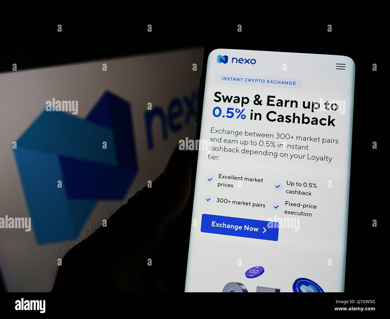 Persona che detiene il cellulare con il sito web della società britannica di asset digitali Nexo (nexo.io) sullo schermo con il logo. Concentrarsi sul centro del display del telefono. Foto Stock
