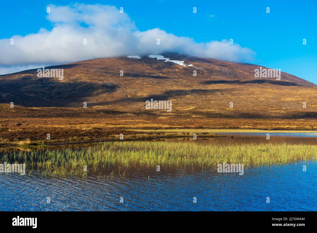 Loch Drama negli altopiani nord-occidentali della Scozia, Regno Unito Foto Stock