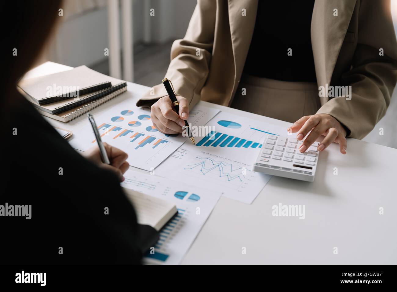 Business People utilizzando una calcolatrice e l'analisi di reddito, bilancio, bilancio, informazioni aziendali - business meeting concept. Foto Stock