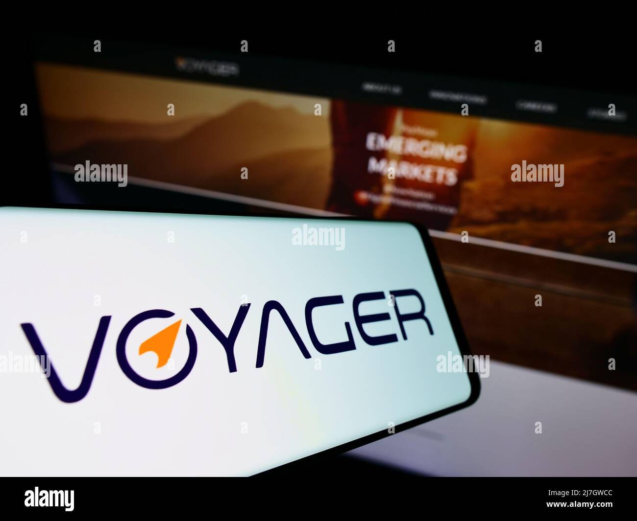 Cellulare con logo della società filippina Voyager Innovations Inc. Sullo schermo di fronte al sito web aziendale. Concentrarsi sul centro del display del telefono. Foto Stock