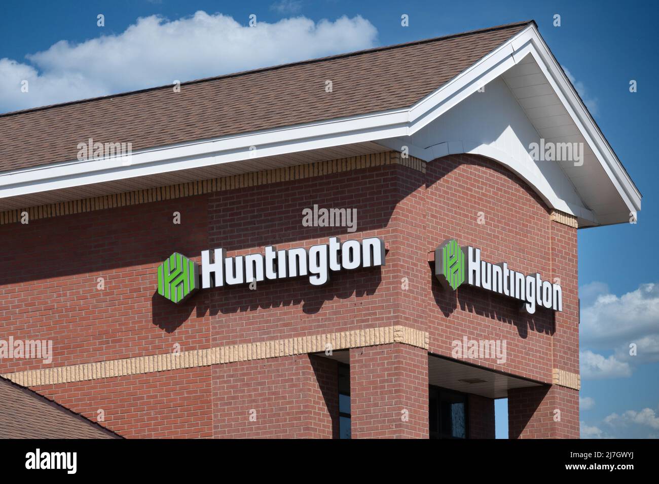 ST LOUIS PARK, MN, USA - 20 MARZO 2022: Logo esterno e marchio Huntington Bank. Foto Stock
