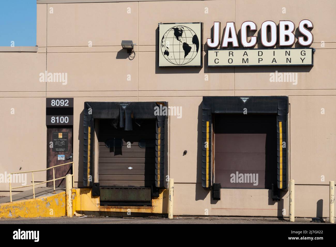 HOPKINS, MN, USA - 20 MARZO 2022: Jacobs Trading Company warehouse e logo del marchio. Foto Stock