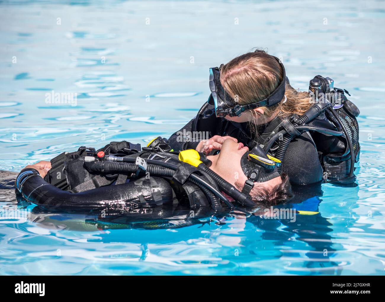 Scuba Diving corso di salvataggio abilità di superficie controllo per la respirazione di un subacqueo inconscio Foto Stock