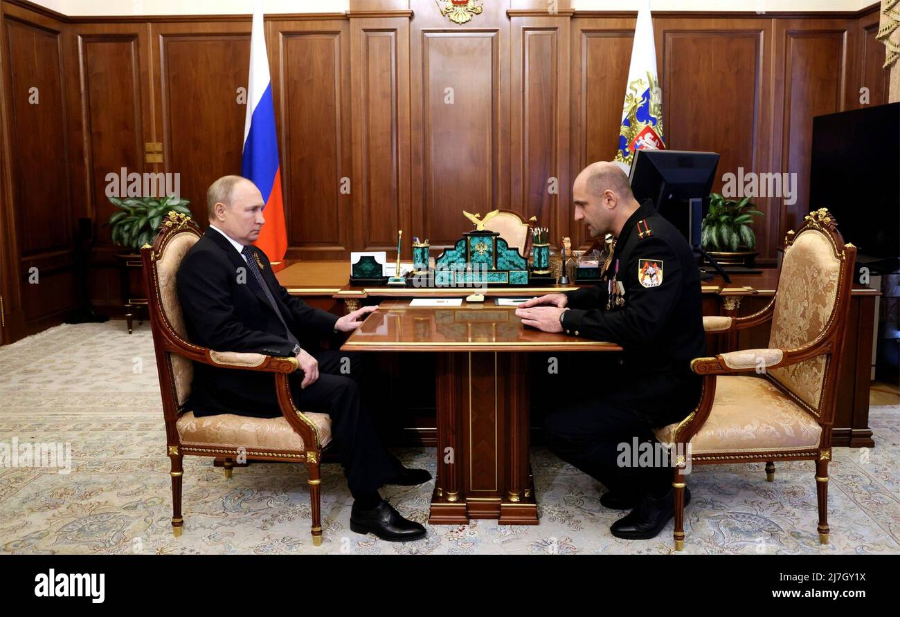 Mosca, Russia. 09th maggio 2022. Il presidente russo Vladimir Putin ha un incontro faccia a faccia con Artem Zhoga, padre di Vladimir Zhoga, comandante del battaglione Sparta, ucciso a Donbass, a destra, al Cremlino, il 9 maggio 2022 a Mosca, Russia. Putin ha consegnato a suo figlio, postumo, la Stella dell'Eroe di Russia. Credit: Mikhail Metzel/Kremlin Pool/Alamy Live News Foto Stock