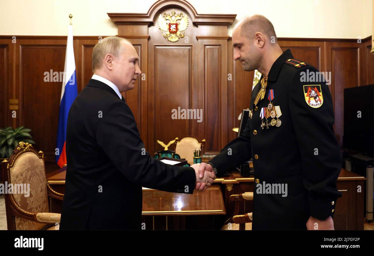 Mosca, Russia. 09th maggio 2022. Il presidente russo Vladimir Putin ha un incontro faccia a faccia con Artem Zhoga, padre di Vladimir Zhoga, comandante del battaglione Sparta, ucciso a Donbass, a destra, al Cremlino, il 9 maggio 2022 a Mosca, Russia. Putin ha consegnato a suo figlio, postumo, la Stella dell'Eroe di Russia. Credit: Mikhail Metzel/Kremlin Pool/Alamy Live News Foto Stock