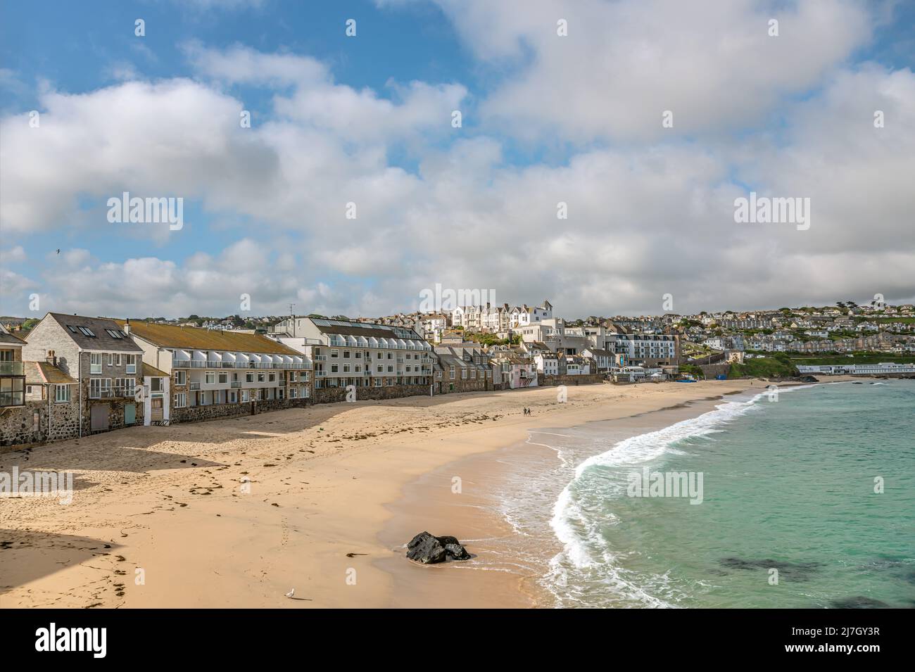 Vista a Porthmeor Beach, St Ives, Cornovaglia, Inghilterra, Regno Unito Foto Stock