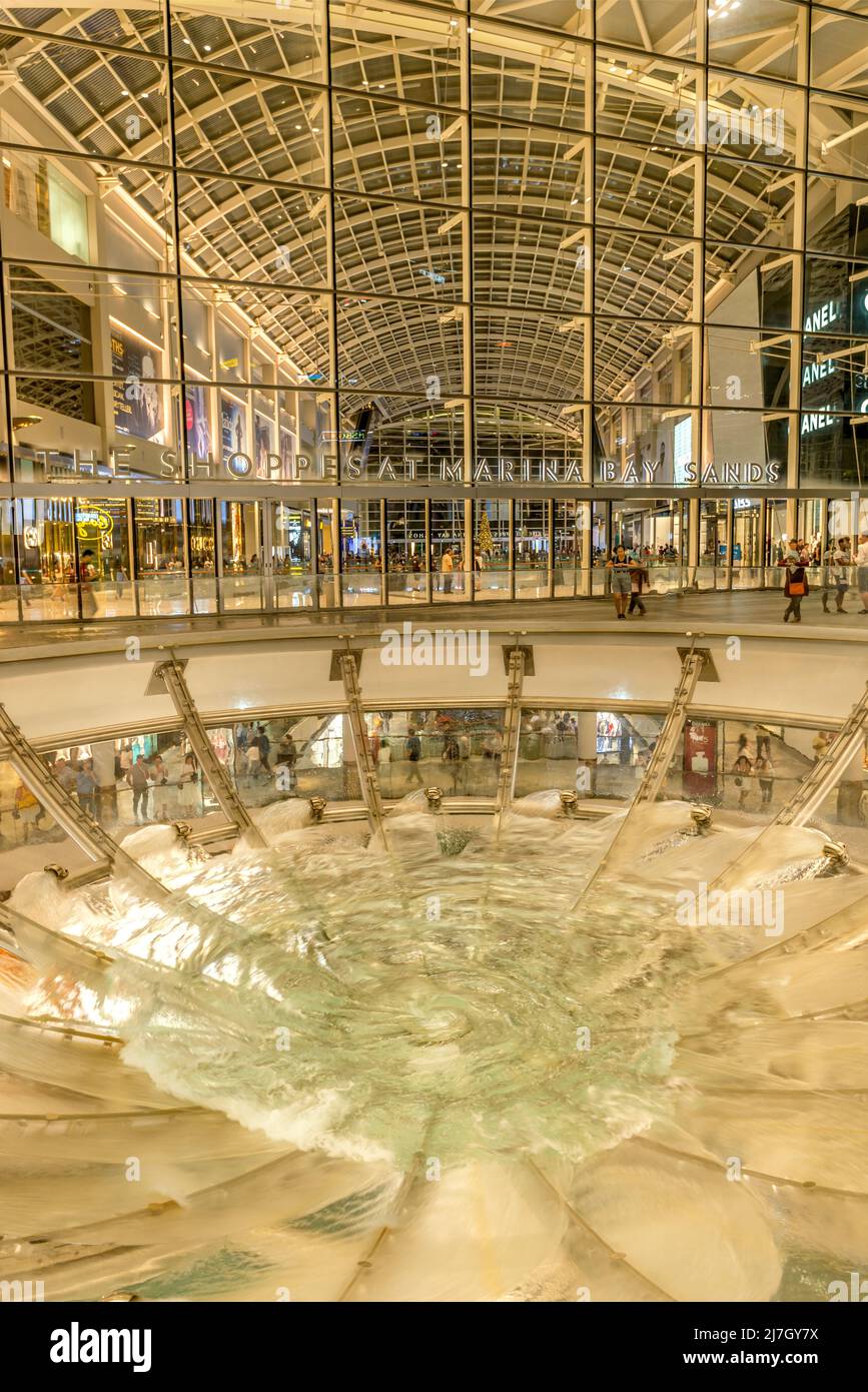 Water Tornado Fountain di fronte al Centro commerciale Marina Bay Sands, Singapore Foto Stock