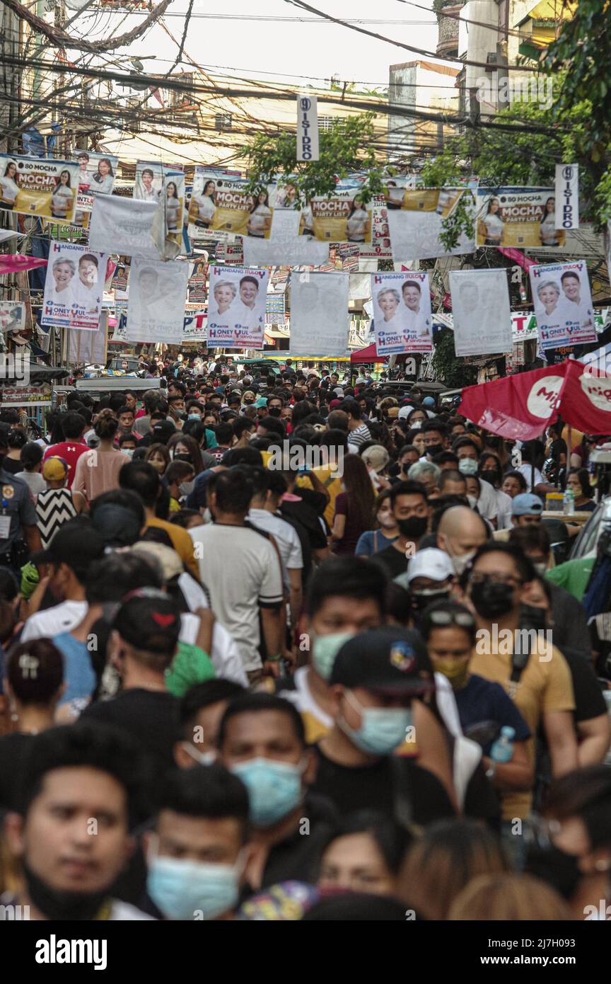 Filippine. 09th maggio 2022. Gli elettori si radunano fuori dalla Tondò High School a Tondo, Manila, meno di due ore prima che i sondaggi si chiudano ufficialmente alle 7pm. I filippini hanno votato durante le storiche elezioni nazionali e locali filippine dalla pandemia di lunedì 9 maggio 2022. (Foto di Larry Monserate Piojo/Sipa USA) Credit: Sipa USA/Alamy Live News Foto Stock